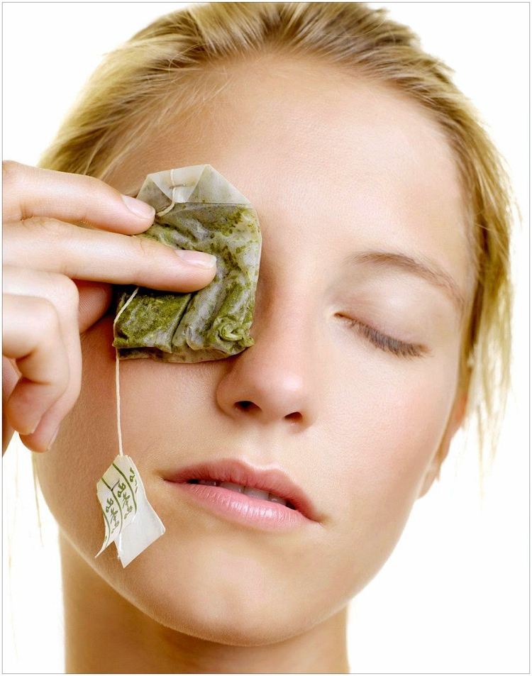 Așezați plicul de ceai răcit pe ochi ce-ai-face-împotriva-cercurilor-întunecate-remedii-acasă-ceai-cool