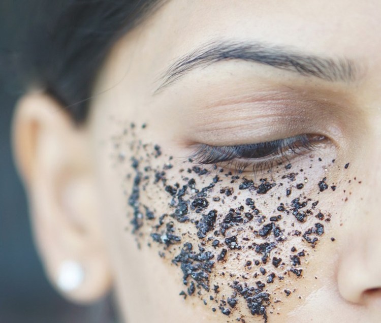 Mască cu zaț de cafea împotriva cearcănelor ce-ai-face-împotriva-cercurilor-întunecate-masca-remediu-pentru-acasă-cafea-pudră-te-faci