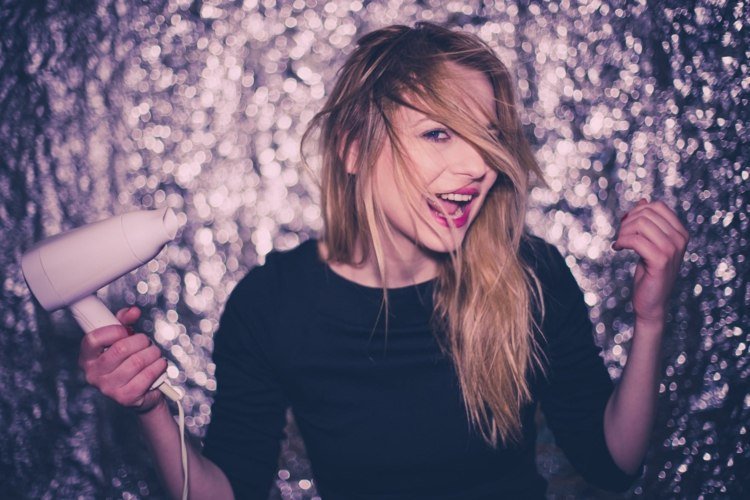 Un uscător de păr cu ioni ajută împotriva părului zburător