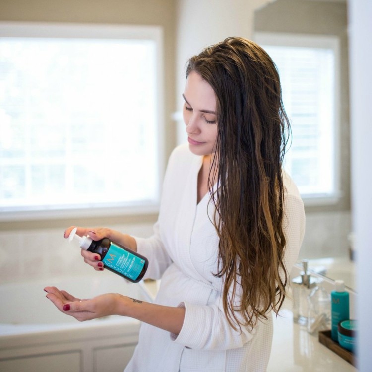 Îngrijirea părului potrivit cu ulei ca vârf împotriva părului zburător și încărcat