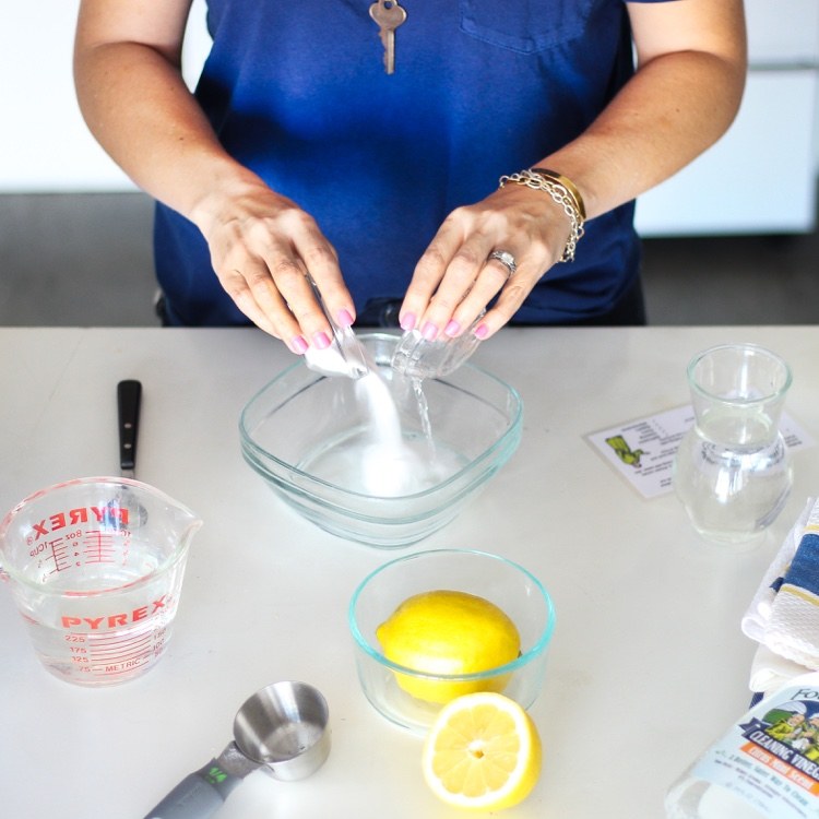 Mașina de spălat curată cu remedii casnice bicarbonat de sodiu și sodă