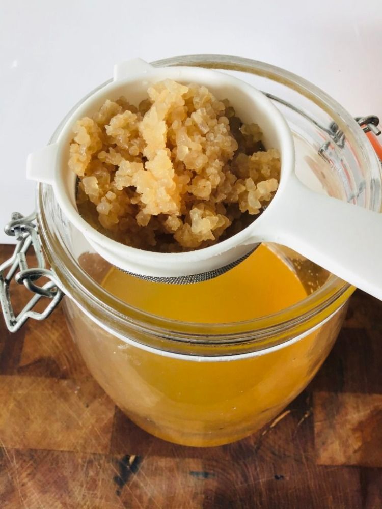 Fabricarea cristalelor de kefir de apă cumpără magazin de produse alimentare sănătoase și acasă faceți chefirul de apă cu o sită și pahar