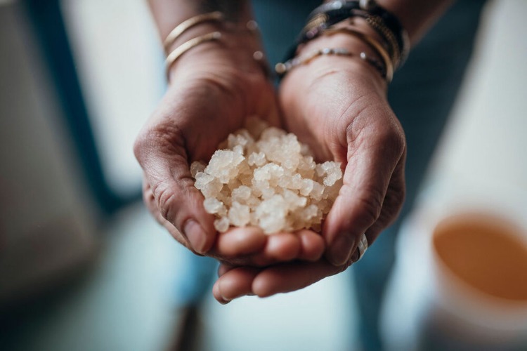 mâinile țin kefirul de apă stocat sub formă de cristale sau înghețează kefirul de apă în congelator