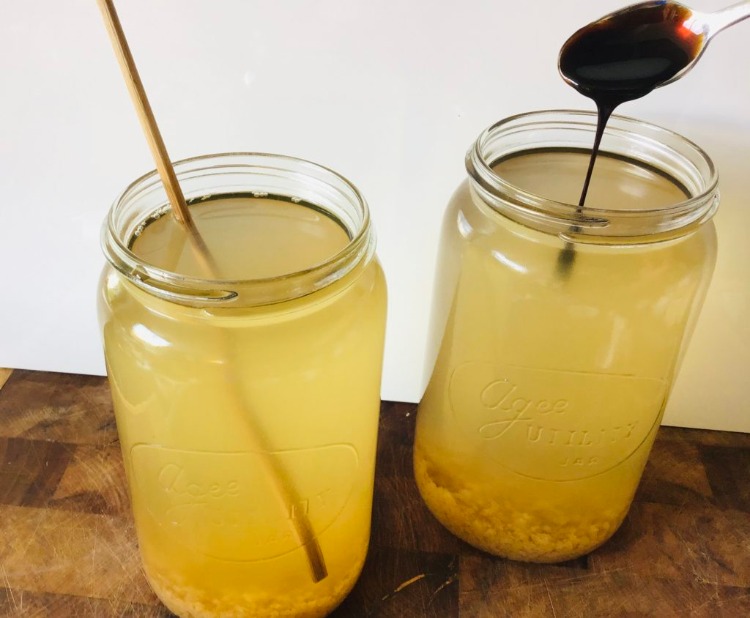 Adăugați rețete de kefir de apă cu sirop de melasă la amestecul fermentat cu zahăr