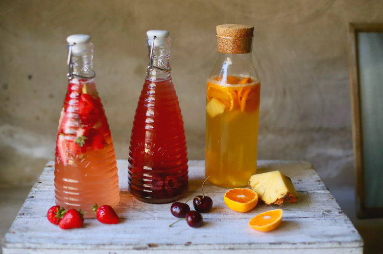 fructe de sezon potrivite pentru procesul de fermentare cu chefir de apă, cum ar fi ananas și portocale, precum și cireșe și căpșuni