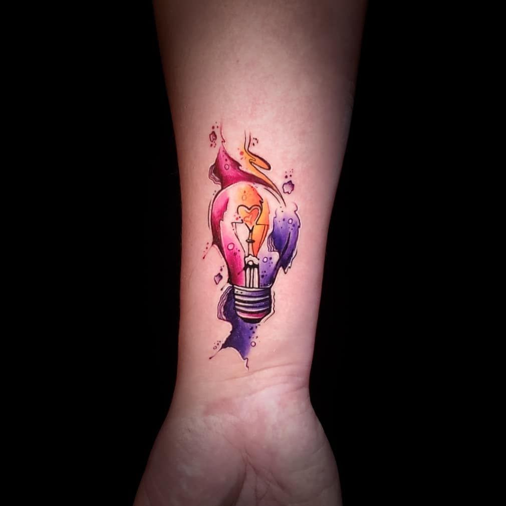 Super cool lampadina tatuaggio sul polso per donna