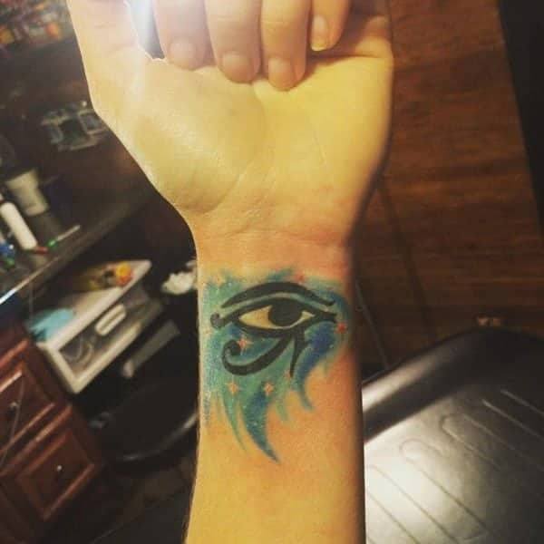 Tetovaža vodene boje s jednim okom na zglobu za žene