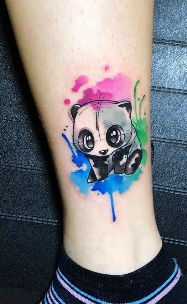 Akvarelės pandos tatuiruotė ant kojos