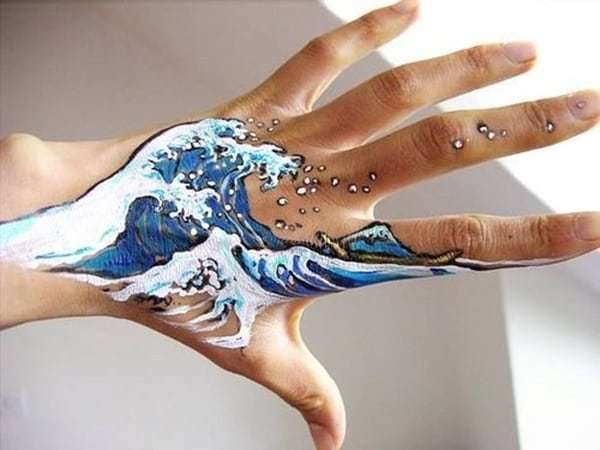 Nuostabus meno kūrinys „Wave Tattoo“ moterims rankose