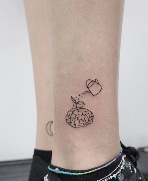 Sitni tetovaža mozga na ženama nogu