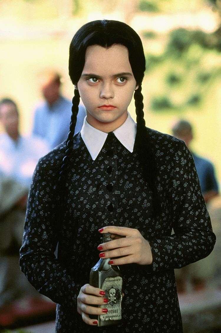 Miercuri Addams christina-ricci-outfit-halloween-idea