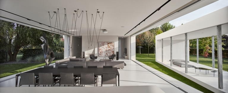 șemineu alb și gri pictură perete living