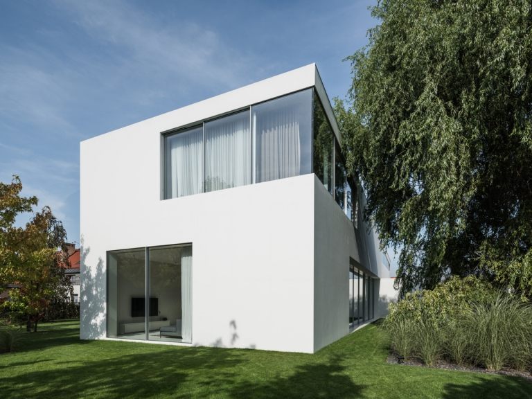 alb și gri volum de clădire ferestre colț uși glisante plante de grădină plante perene copaci