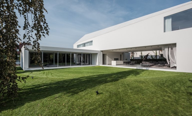 casă cu cadran alb și gri compactă