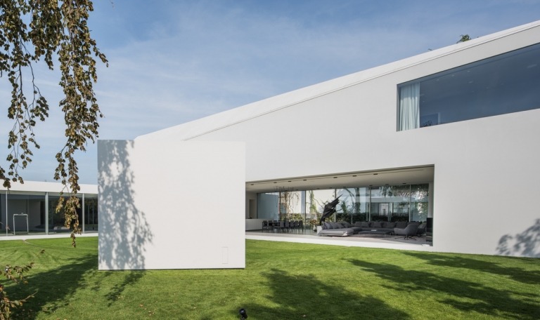 alb și gri fronturi mari de sticlă gazon