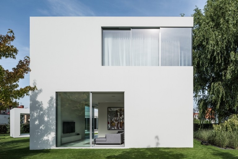 camera de zi alb și gri pat de zi imagine televizor dulap de bază