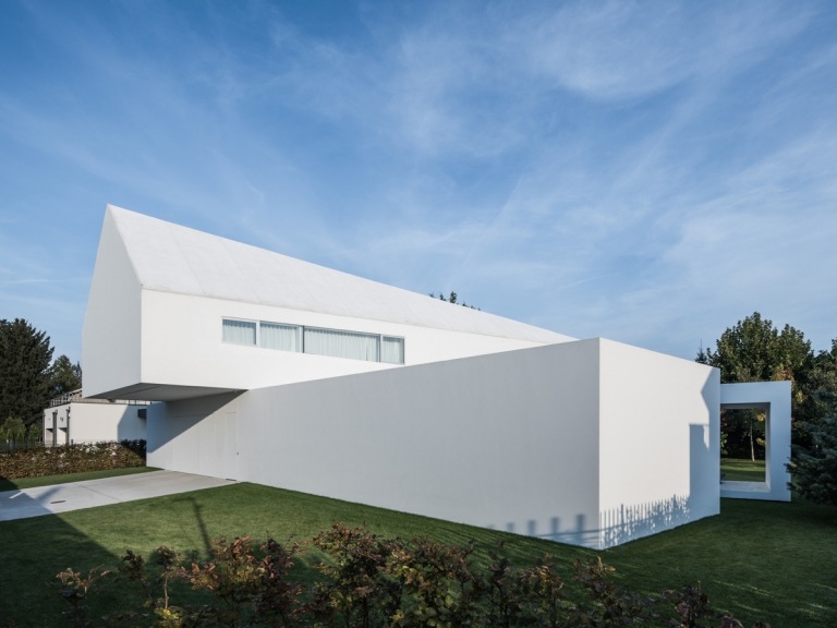 volum de clădire alb și gri fără gard de grădină