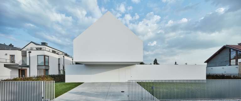 vedere albă și gri la fațada casei