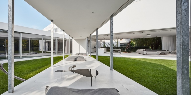 alb și gri clădire nouă modernă