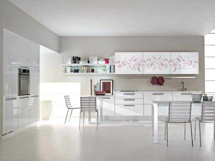 Bucătărie amenajată cu față de lac alb, motive feminine ca accent, NILDE Aparate de bucătărie încorporate-lac-alb-bucătărie-din-lemn-NILDE-fronturi-decorative-florale