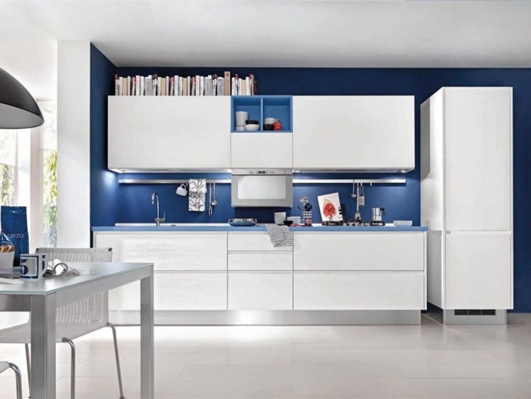 Bucătărie italiană de designer, alb lucios, cu dulapuri fără mânere, LINDA Bucătărie-de-design-italian-alb-în-luciu-dulapuri din lemn-lucios-fără-mâner-LINDA