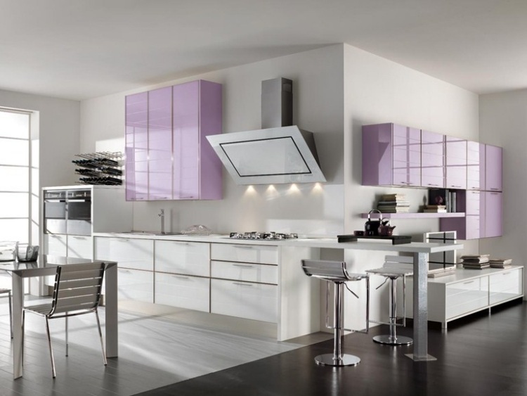 Bucătărie albă lucioasă din sticlă și aluminiu LUCY într-un design exclusivist Bucătărie-albă-din-sticlă-cu-luciu-înalt-și-aluminiu-LUCY-design-exclusivist-fabricat-în-Italia
