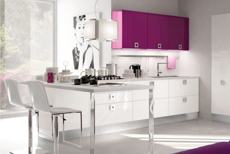 bucătărie modernă cu lac în mov și alb-MARTINA by Cucine Lube-design bucătărie italiană Bucătărie-alb-violet-în-luciu-mare-din-lemn-MARTINA-design-bucătărie-italiană