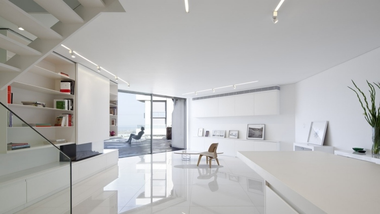 Mobilier-alb-raft-de-perete-la-scara