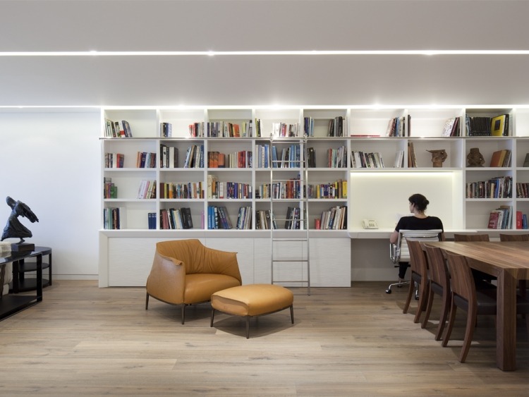 Mobilier-Alb-Perete-Rafturi-Idei-Birou
