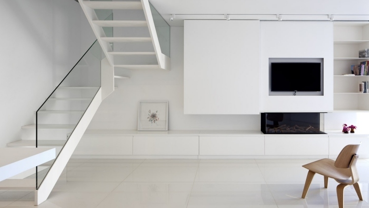 Mobilier alb-living-televizor-bufet-șemineu