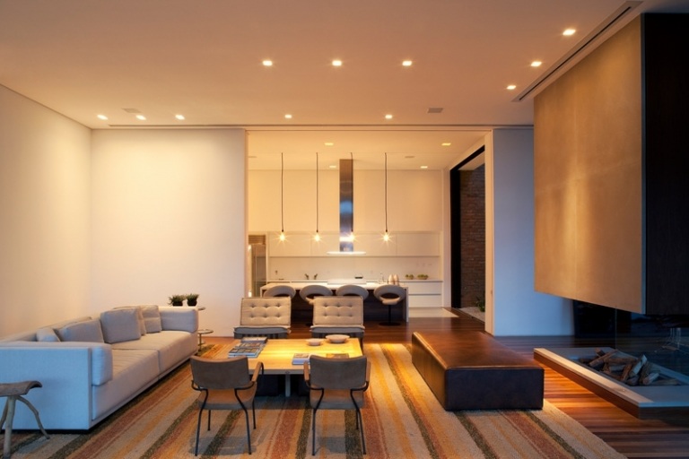 Design canapea albă pentru un interior elegant mobilier alb teak sufragerie șemineu bucătărie dungi covor scaun piele