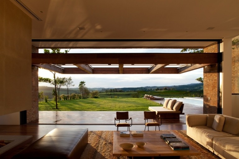 Canapeaua albă este un contrast deosebit cu lemnul închis la culoare mobilier alb tec de living terasa acoperis pergola din lemn