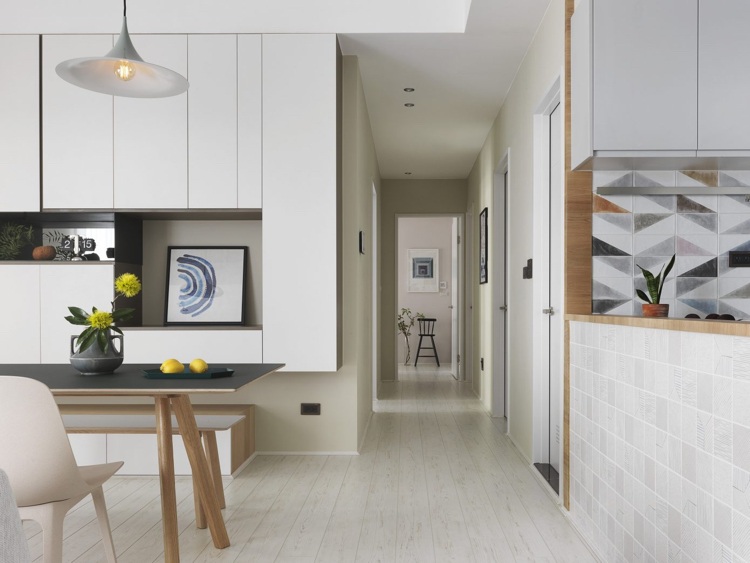 laminat alb nuante gri sufragerie bucatarie deschisa