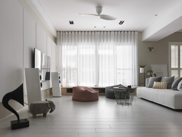laminat alb nuanțe gri canapele pufuri interior minimalist modern