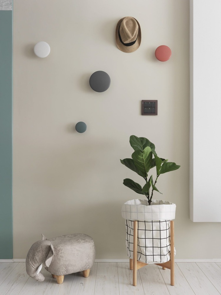 laminat alb nuanțe gri cârlig de perete dulap dulap minimalist