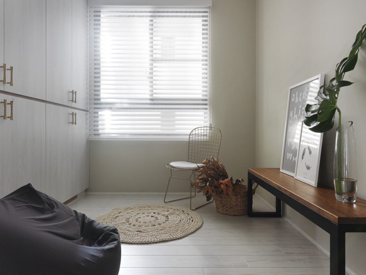 laminat alb nuanțe gri cameră de depozitare cameră