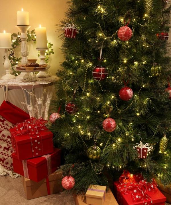 pin brad brăduțe roșii cadouri lumini de zână