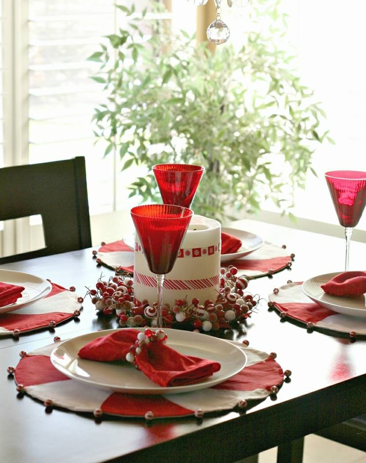 decor de Craciun ochelari albi rosii placemats lumanare cununa