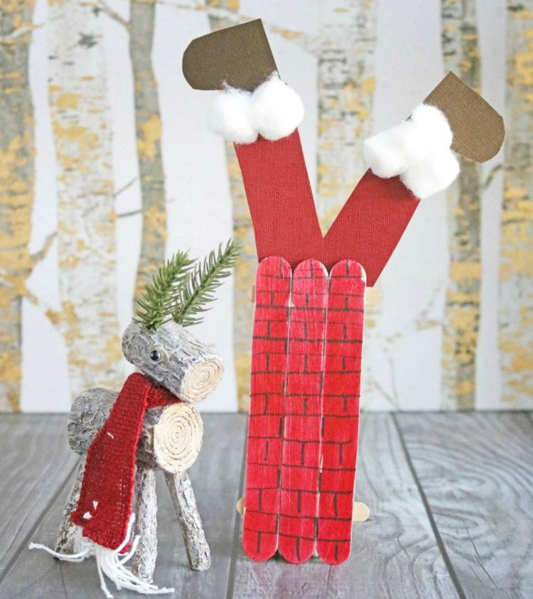 Moș Crăciun clipește copiii cu agitatoare din lemn