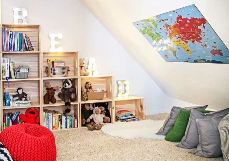 Rafturi pentru cutii de vin, cameră pentru copii, acoperiș înclinat, sală de joacă, sală de lectură, raft de perete