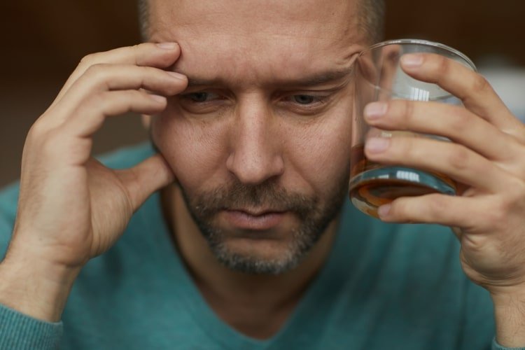 Alcoolul are un efect negativ asupra tensiunii arteriale și trebuie evitat