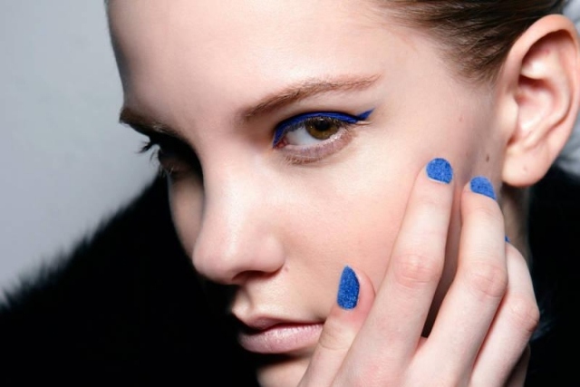 elle-nail-lac-blue-glitter-trend-colors
