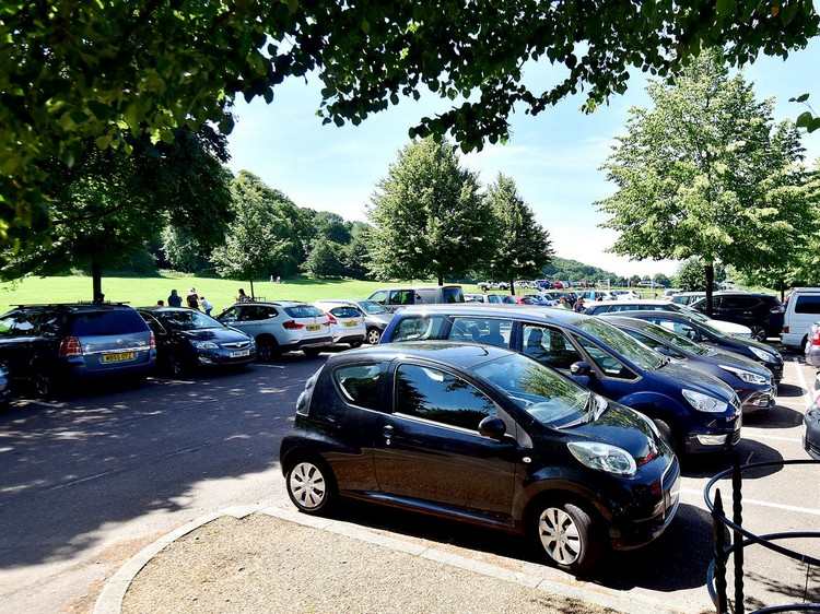 Parcați sub mai mulți copaci în căldură