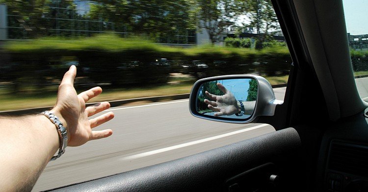 Deschideți geamul pentru a răci mașina când este fierbinte