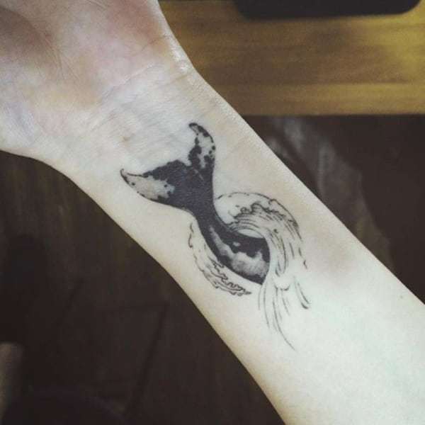 Bangų tatuiruotė su banginio stiliumi ant riešo