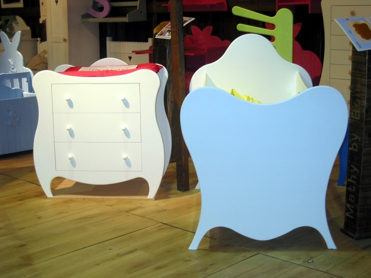 Colecție de mobilier pentru fetițe în diferite culori Masa de schimbat in camera bebelusului-pat alb-volut-mathy-by-bols-baby