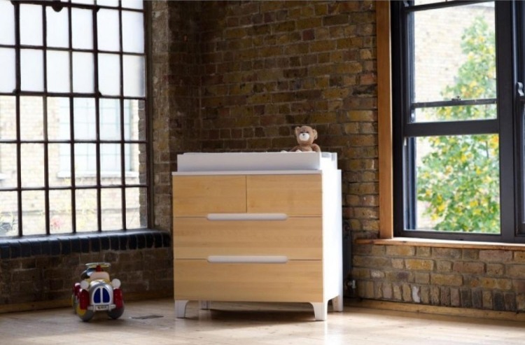 Masă de schimb Alma cu fronturi din lemn de culoare deschisă Masa de schimbat-camera pentru bebelusi-alma-lemn-lumina-caramida-perete-fereastra ursului-de-pluș