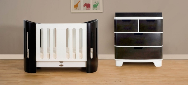 design bicolor în lemn foarte închis la culoare și alb Masa de schimbat-camera bebelusului-negru-alb-sertare-patut-parchet-podea-tablou-perete