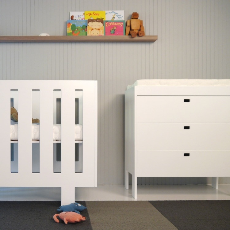 mobilier simplu simplu în camera bebelușului Masa de schimbat-camera pentru bebelusi-sertare albe-camera pentru copii-pat pentru bebelusi-spot-pe-squre