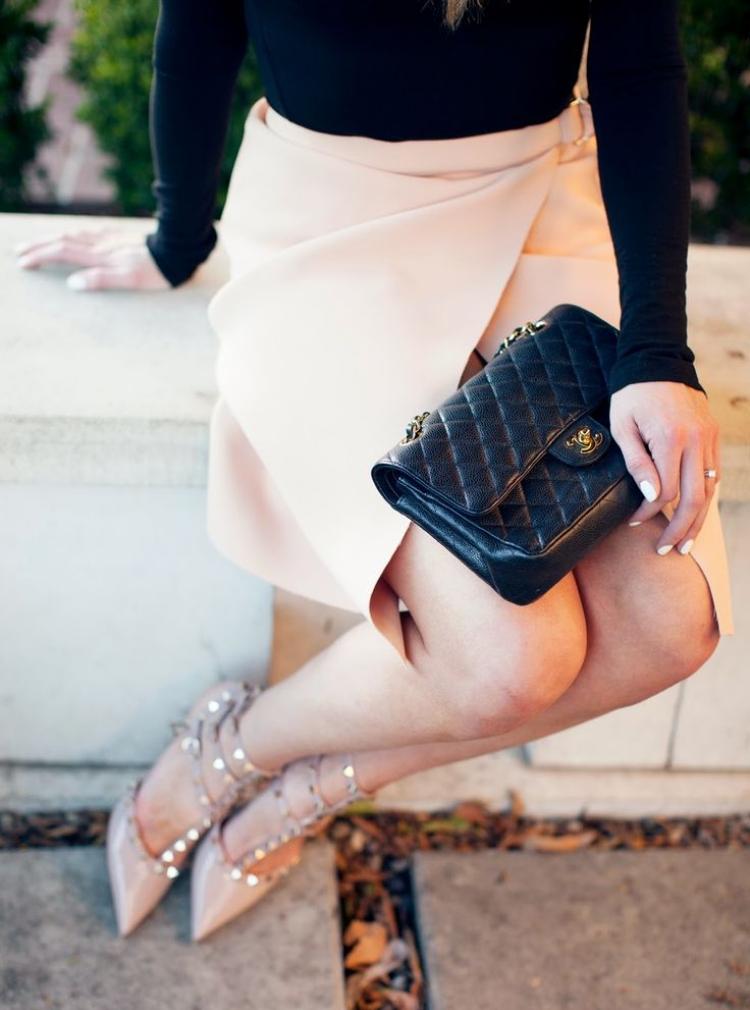 fusta-impachetata-aproape-de-idee-tinuta-de-culoare-roz-piersica